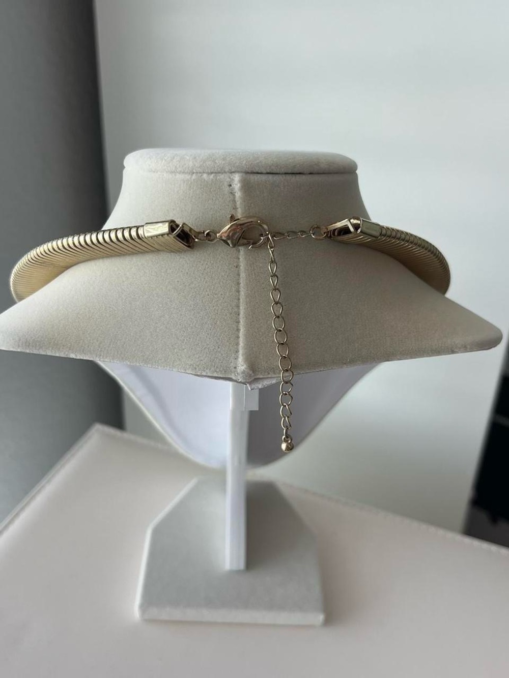 Gold Ribbed Collar Necklace - Elegant Women's Jewelry - Picture 7 of 8